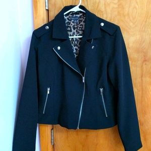 Bold elements. Chic black cropped jacket